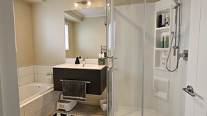 Shower, hair dryer, towels - Richmond Retreat, a home from home (Richmond)