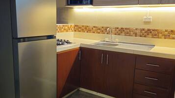 Fridge, microwave, oven, stovetop