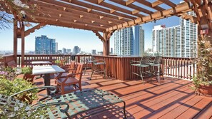 Outdoor dining - Downtown San Diego Studio at WorldMark Balboa Park – Walk to Zoo & Gaslamp (San Diego)