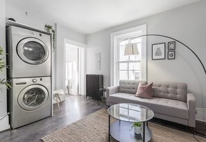 Interior - 🏙️ Contemporary 2BR Apartment | Parking | Fast WiFi (london)