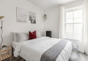 2 bedrooms, iron/ironing board, WiFi, bed sheets - 🏙️ Contemporary 2BR Apartment | Parking | Fast WiFi (london)