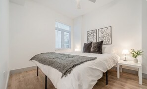 2 bedrooms, iron/ironing board, WiFi, bed sheets - 🏙️ Contemporary 2BR Apartment | Parking | Fast WiFi (london)