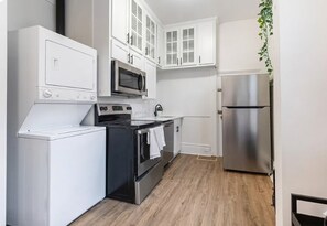 Private kitchen - 🏙️ Contemporary 2BR Apartment | Parking | Fast WiFi (london)