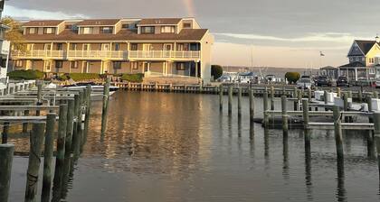 Bayfront Condo Near the Beach & Stunning Sunsets From the Deck