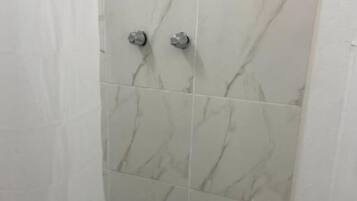 Asciugamani, sapone, carta igienica