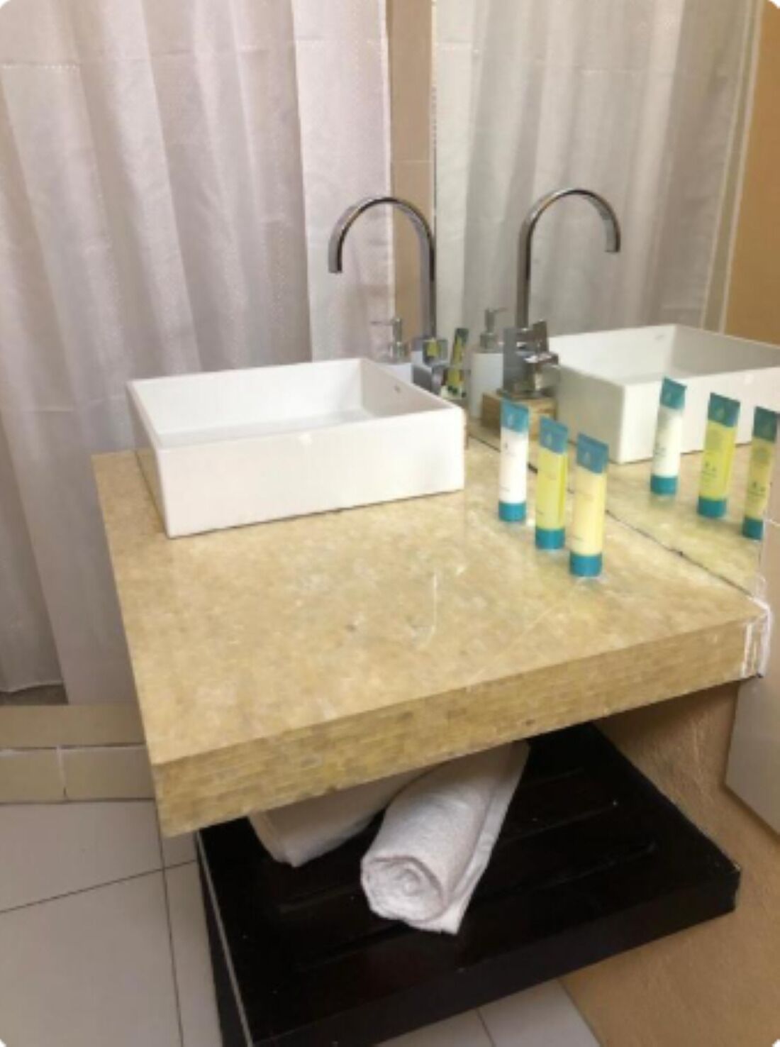 Toallas, jabón, papel de baño 