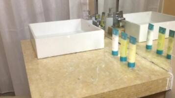 Toallas, jabón, papel de baño