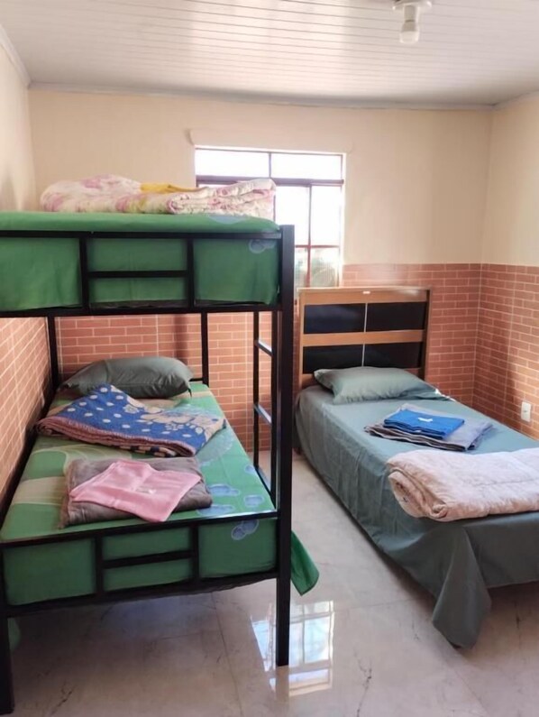 คอมฟอร์ทอพาร์ทเมนท์, ห้องอาบน้ำฝักบัวที่มีที่นั่ง, ติดสวนหย่อม