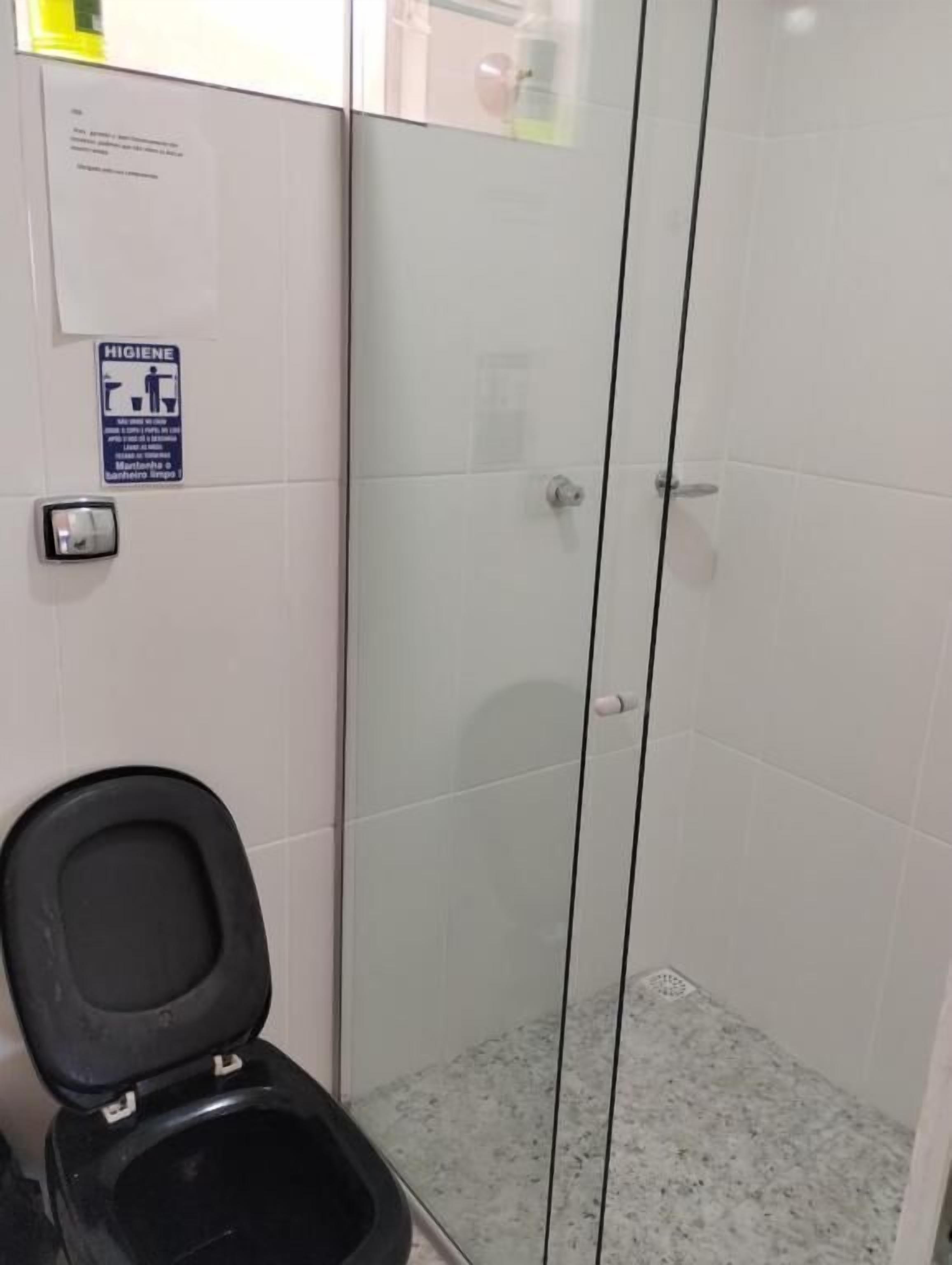 Apartamento conforto, chuveiro adaptado, no pátio | Banheiro
