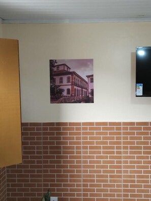 Comfort appartement, doucheruimte met douchezitting en handgrepen, aan de binnenplaats | Interieur