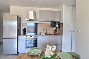 Fridge, microwave, oven, coffee/tea maker - Le Dolce Verde | Downtown, beaches & parking (Ajaccio)