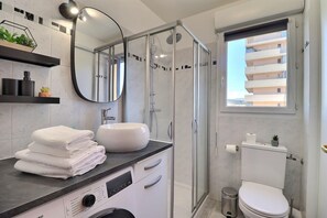 Shower, hair dryer, towels - Le Dolce Verde | Downtown, beaches & parking (Ajaccio)