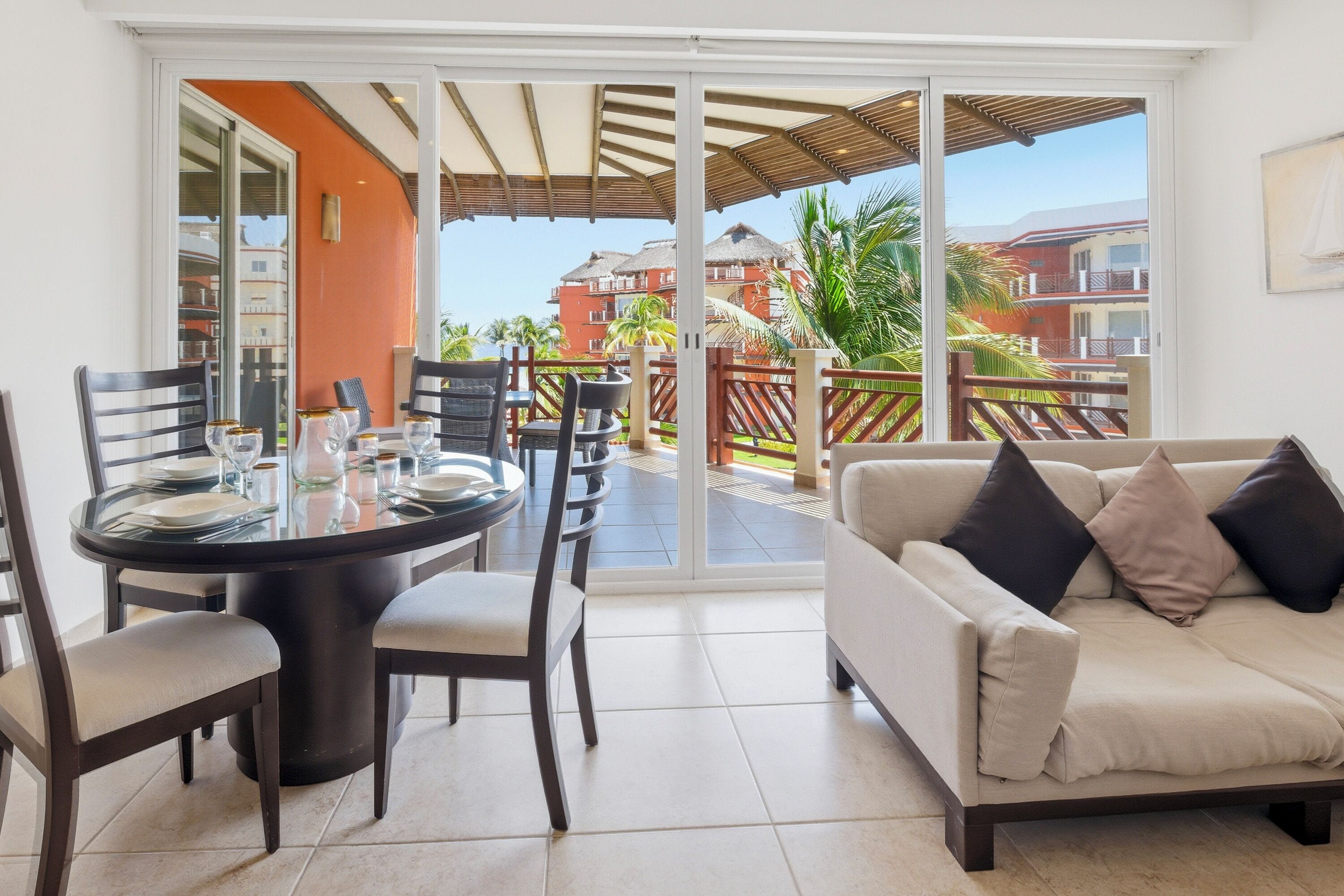 Panoramic Apartment | In-room dining
