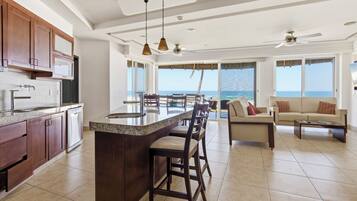 Departamento familiar, 4 habitaciones, cocina, vista a la playa | Cocina privada | Refrigerador con congelador, microondas, horno y parrilla de estufa