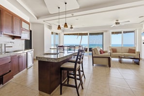 Appartement familial, 4 chambres, cuisine, vue sur la plage | Cuisine privée | Réfrigérateur grande capacité avec congélateur, four à micro-ondes