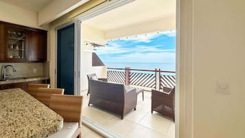 Deluxe Apartment, Ocean View | Interior