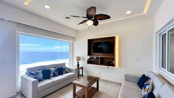 Deluxe Apartment, Ocean View | Living area