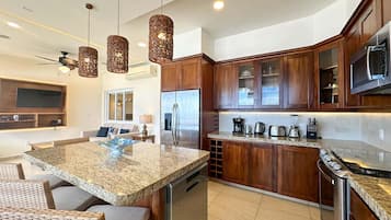 Deluxe Apartment, Ocean View | Private kitchen