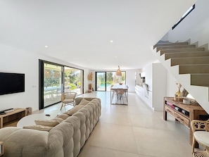 TV - CONTEMPORARY VILLA - 4 SUITES - SWIMMING POOL - BOULES COURT - GARDEN - OPEN VIEW (Lecci)