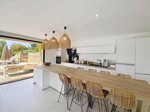 Fridge, microwave, oven, stovetop - CONTEMPORARY VILLA - 4 SUITES - SWIMMING POOL - BOULES COURT - GARDEN - OPEN VIEW (Lecci)