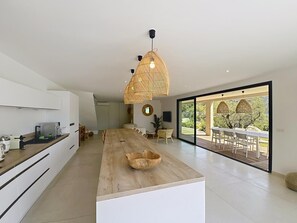 Interior - CONTEMPORARY VILLA - 4 SUITES - SWIMMING POOL - BOULES COURT - GARDEN - OPEN VIEW (Lecci)