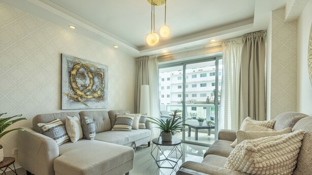 Una sala de estar moderna con un sofá, un sillón y una mesa de centro.