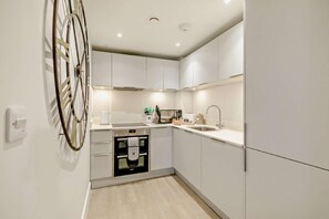 Fridge, microwave, oven, stovetop - Waveside - Luxury Cottages (Woolacombe)