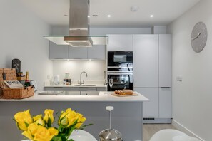 Fridge, microwave, oven, stovetop - Whispering Bay - Luxury Cottages (Woolacombe)