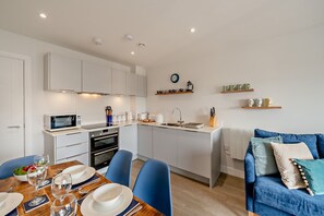 Frigorífico, microondas, horno y placa de cocina