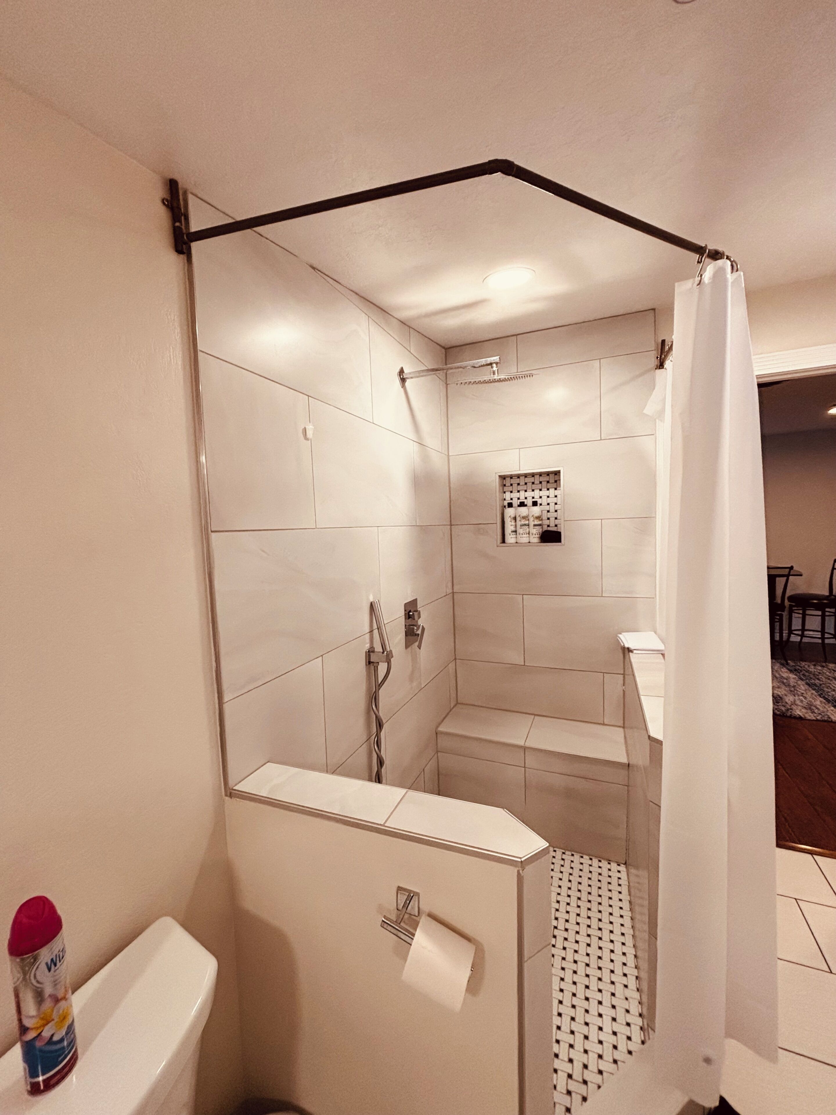 Shower, towels, shampoo, toilet paper