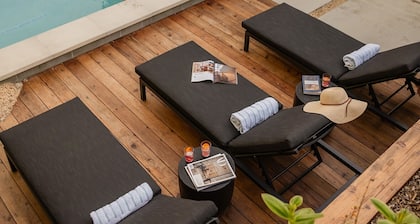 Views + Pool, Spa & Pool Table, 6 mins to Plaza