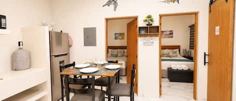 2 habitaciones, tabla de planchar con plancha, wifi y ropa de cama