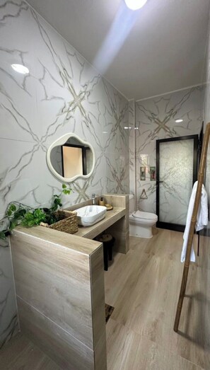 Bathroom - Beautiful 7 rooms with pool (Ngaparou)