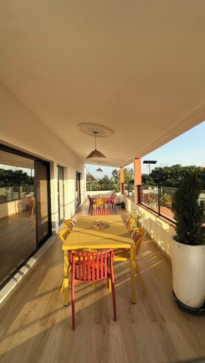 Outdoor dining - Beautiful 7 rooms with pool (Ngaparou)