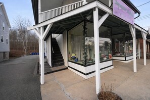 Exterior - Charming 2BR Near UConn & Lake: Walk to Dining in Village Center (Coventry)