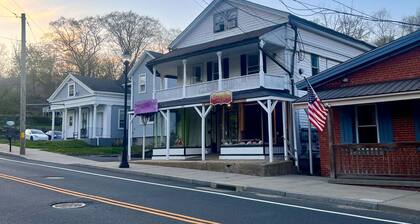 Charming 2BR Retreat Near UConn Walk to Coventry Lake + Bidwell Tavern