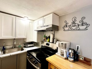 Fridge, microwave, oven, stovetop - Charming 2BR Retreat Near UConn Walk to Coventry Lake + Bidwell Tavern (Coventry)