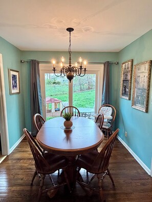 Dining - Grandma's Cozy Cottage: 20 Min to World Cup, Playroom, AC, Fenced Backyard (Overland Park)
