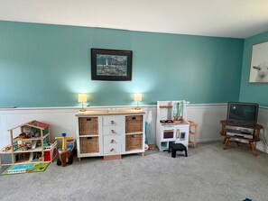 Children’s area - Grandma's Cozy Cottage: 20 Min to World Cup, Playroom, AC, Fenced Backyard (Overland Park)