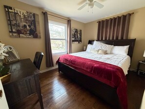 3 bedrooms, iron/ironing board, WiFi, bed sheets - Grandma's Cozy Cottage: 20 Min to World Cup, Playroom, AC, Fenced Backyard (Overland Park)
