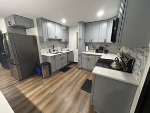 Private kitchen - 3BR Sleeps 12, 9 Parking Spots, 20 Min to O’Hare (Addison)