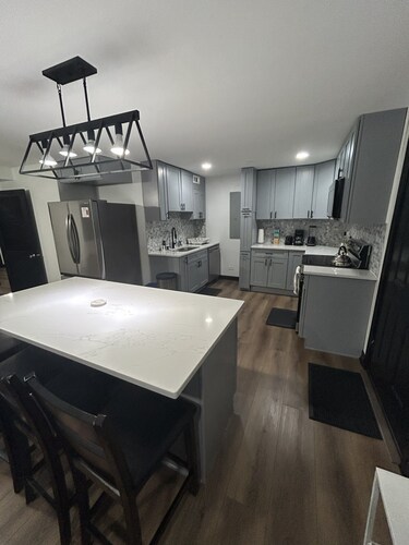 3BR Sleeps 12, 9 Parking Spots, 20 Min to O’Hare