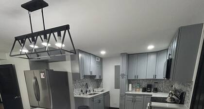 3BR Sleeps 12, 9 Parking Spots, 20 Min to OâHare