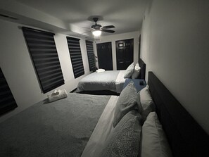 3 bedrooms, iron/ironing board, WiFi, bed sheets - 3BR Sleeps 12, 9 Parking Spots, 20 Min to O’Hare (Addison)