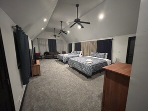 Room - 3BR Sleeps 12, 9 Parking Spots, 20 Min to O’Hare (Addison)