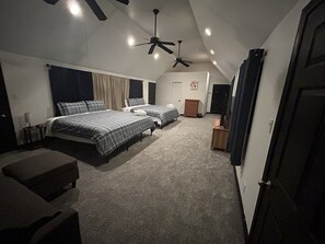 Room - 3BR Sleeps 12, 9 Parking Spots, 20 Min to O’Hare (Addison)