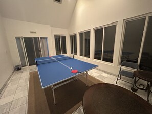 Game room - 3BR Sleeps 12, 9 Parking Spots, 20 Min to O’Hare (Addison)