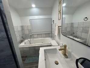 Bathroom - 3BR Sleeps 12, 9 Parking Spots, 20 Min to O’Hare (Addison)