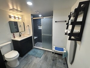 SĂšche-cheveux, serviettes fournies, savon, papier toilette