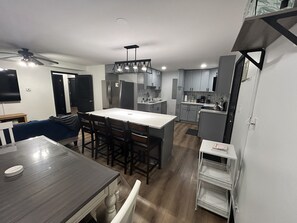 Interior - 3BR Sleeps 12, 9 Parking Spots, 20 Min to O’Hare (Addison)